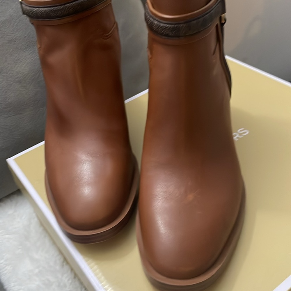 Michael Kors Women's Brown Ankle Boots. Mindy block heel bootie - Picture 9 of 9